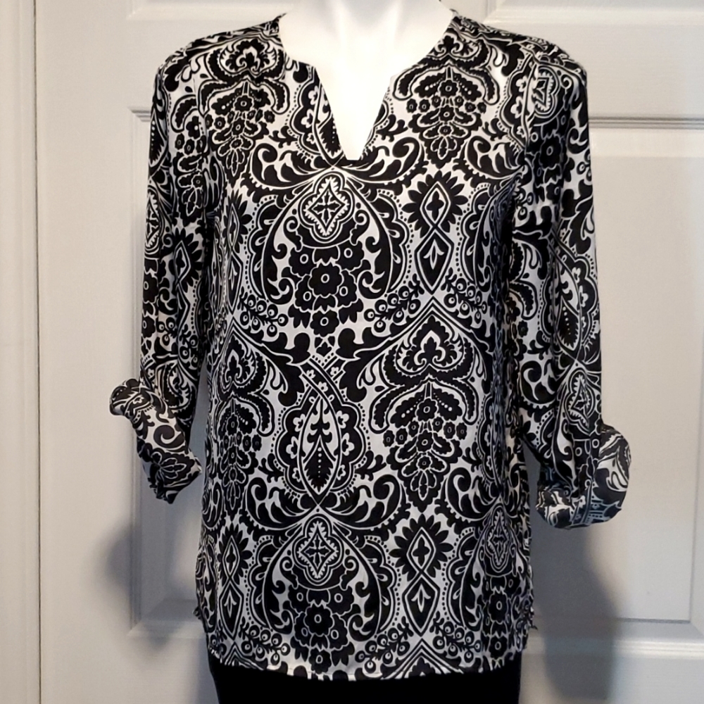 NWOT Ann Taylor Women's Printed Black & White V-Neck Long Sleeve - Size XS